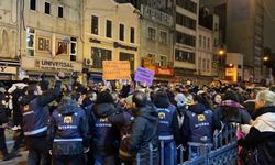 Taksim’de izinsiz gösteri yapmak isteyen eylemciler polise biber gazı ve boya sıktı