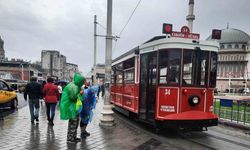 Taksim’de sağanak yağış etkili oldu: Lodos vatandaşları perişan etti