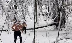 Uludağ’da dondurucu soğukta 2 arkadaşın kar banyosu keyfi