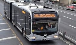 Beylikdüzü'nde bir kadın durakta durmayan metrobüsün önünü kesti