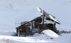 Ardahan'da yayla evleri karla kaplandı