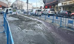 Güngören'de daha önce çöken yolda bu kez de kanalizasyon borusu patladı