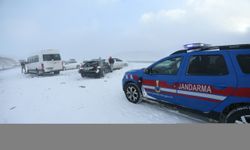 Kars'ta 8 aracın karıştığı zincirleme trafik kazasında 1 kişi yaralandı