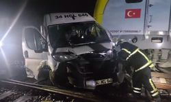 Çerkezköy'de yük treni ile servis minibüsü çarpıştı