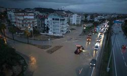 Manavgat’ı yağışlar vurdu: Yollar göle döndü