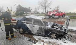 Manavgat'ta park halindeki Tofaş, şiddetli yağmura rağmen yanarak kullanılamaz hale geldi