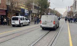 Trafiğe kapalı caddede seyrediyor: Otopark gibi kullanıyorlar