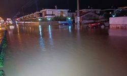 Balıkesir-Çanakkale kara yolu yağış ve sel suları nedeniyle kısmen ulaşıma kapandı