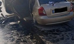 İskenderun'da otomobil tırın altına girdi: 2 yaralı