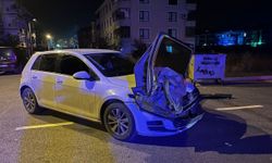 Sakarya’da otomobilin kapısı, çarpıştığı aracın farında asılı kaldı