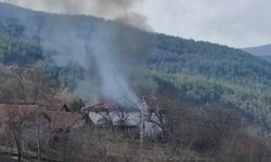 Kastamonu'da yanan 2 katlı ahşap ev kül oldu