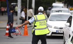 İzmir'de trafik güvenliğini tehlikeye düşüren sürücünün ehliyetine el konuldu