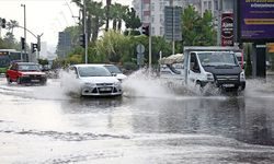 Adana'da gök gürültülü sağanak ve dolu etkili oldu: Evleri su bastı