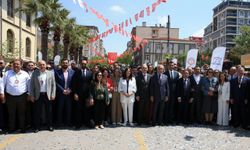 Manisa'da 8 ton mesir macunu halka saçıldı