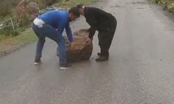 Adana Feke'de yağmur sonrası yola kayalar düştü