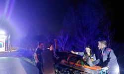 Akyazı'da şarampole uçan araçtan yaralı kurtarıldı: Sedyede sigara yaktı