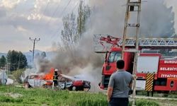 Burdur'da feci kaza: Çarpışan 2 otomobil yanarak kül oldu 1 ölü 4 yaralı