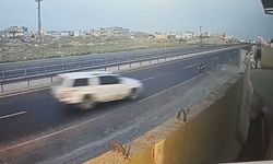 Mardin’de ‘dur’ ihtarına uymayan sürücünün polise çarpıp kaçtığı anlar kameraya yansıdı
