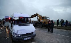 Denizli Tavas'ta servis minibüsü ile otomobil çarpıştı: 18 yaralı