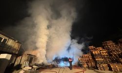 Gebze'de palet deposunda yangın çıktı