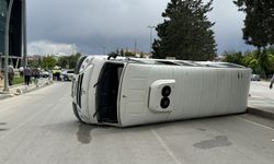 Karaman'da okul servisi kamyonetle çarpışıp devrildi: 7 yaralı