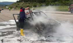 Sinop Boyabat'ta seyir halindeki otomobil yandı