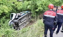 Trabzon'da park halindeki minibüs kayarak şarampole devrildi: 5 yaralı