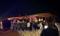 Birecik'te halatları kopan duba restoran müşterilerle birlikte Fırat Nehri’nde sürüklendi