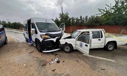 Bursa Karacabey'de feci kazada ölü ve yaralılar var: Kafa kafaya çarpıştılar