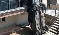 Denizli'de kadın aday sürücünün kullandığı otomobil apartmanın bahçesine uçtu