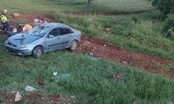 Dursunbey’de yoldan  çıkan otomobil şarampole uçtu; 3 yaralı