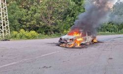 Erzincan’da otomobil yanarak hurdaya döndü
