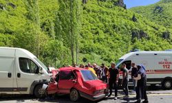 Erzurum’da feci kaza: Şenkaya'da minibüsle otomobil çarpıştı: Ölü ve yaralı var