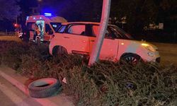 Eskişehir’de otomobille refüje dalan sürücü kaza sonrası aracı ve yaralıları bırakıp kaçtı