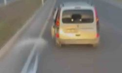 Hatay’da trafikte tartıştığı sürücüye seyir halindeyken içecek fırlattı