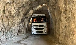 Kemaliye'de Taş Yolu tırın tünele sıkışması sonucu ulaşıma kapatıldı