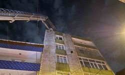 Küçükçekmece’de 7 katlı binanın çatısında yangın çıktı
