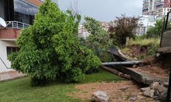 Malatya’da sağanak yağış site duvarını yıktı