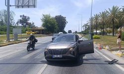Manavgat Çolaklı Kavşağı'nda kamyonet ile otomobil çarpıştı: 1 yaralı