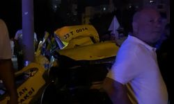 Mersin'de feci kaza: Taksi ağaca ve elektrik direğine çarptı: 2 ölü