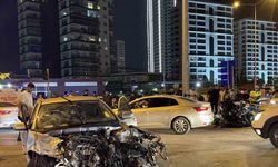 Mersin’deki kazada otomobil ikiye bölündü
