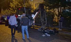 Motosiklet park halindeki 10 tonluk iş makinesine çarptı
