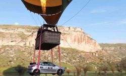 Ralliciler Aksaray’da balonla otomobil uçurdu
