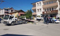 Safranbolu'da frenleri tutmayan öğrenci servisi iş yerine daldı