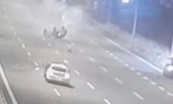 Sakarya'da feci kazada taklalar atan otomobildeki çocuk yola savruldu