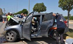 Serik'te iş makinesi ile çarpışan otomobildeki sürücü ve eşi yaralandı