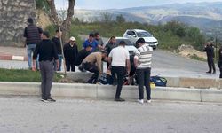 Tosya'da cirajı alamayan motosiklet refüje çarptı: 1 ağır yaralı