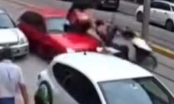 Eskişehir’de motosikletli kuryeye çarpan araç sürücüsü kaçtı: Kurye cama çıktı