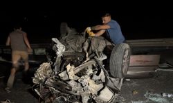 İzmir'de feci kaza: Bornova'da otomobiller çarpıştı anne ve baba öldü bebekleri yaralı