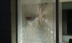 Osmaniye Kadirli'de CHP'li belediyenin binasına taşlı saldırı